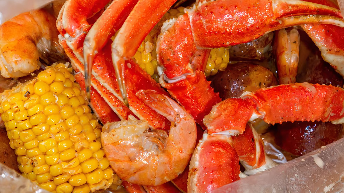 4-8 lbs Family Deluxe Party Tray at Boil Bay